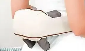الجهاز محطوط على الظهر من لتحت ومشدود باليدين